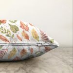 - Sonil-K-8590-Gorsel3 - Realhomes Beyaz Zemin Üzerinde Sonbahar Desenli Yaprak Motifli Raşel Kadife Yastık Kırlent Kılıfı Realhomes