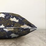 - Sonil-K-8591-Gorsel3 - Realhomes Renkli Zemin Üzerinde Gold Detaylı Yaprak Desenli Modern Raşel Kadife Yastık Kırlent Kılıfı Realhomes