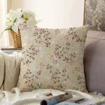 Pastel Zemin Üzerinde Çiçek Desenli Dijital Baskılı Modern Raşel Kadife Yastık Kırlent Kılıfı Realhomes