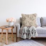 Pastel Zemin Üzerinde Çiçek Desenli Dijital Baskılı Modern Raşel Kadife Yastık Kırlent Kılıfı Realhomes