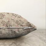 Pastel Zemin Üzerinde Çiçek Desenli Dijital Baskılı Modern Raşel Kadife Yastık Kırlent Kılıfı Realhomes