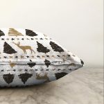 - Sonil-K-8595-Gorsel3 - Realhomes Beyaz Zemin Üzerinde Geyik Desenli Dijital Baskılı Modern Raşel Kadife Yastık Kırlent Kılıfı Realhomes