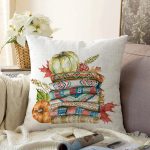 Beyaz Zemin Üzerinde Sonbahar Temalı Balkabağı Desenli Raşel Kadife Yastık Kırlent Kılıfı Realhomes