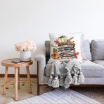 Beyaz Zemin Üzerinde Sonbahar Temalı Balkabağı Desenli Raşel Kadife Yastık Kırlent Kılıfı Realhomes