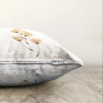 Beyaz Zemin Üzerinde Çiçek Desenli Dijital Baskılı Modern Raşel Kadife Yastık Kırlent Kılıfı Realhomes