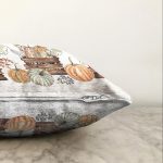 Beyaz Zeminli Balkabağı Desenli Dijital Baskılı Modern Raşel Kadife Yastık Kırlent Kılıfı Realhomes