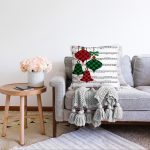 Beyaz Zemin Üzerinde Ekose Desenli Çan Desenli Modern Raşel Kadife Yastık Kırlent Kılıfı Realhomes