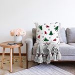 - Sonil-K-8616-Gorsel2 - Realhomes  Beyaz Zemin Üzerinde Ekoseli Çamağacı Desenli Dijital Baskılı Modern Raşel Kadife Yastık Kılıfı Realhomes