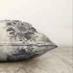 - Sonil-K-8619-Gorsel3 - Realhomes  Pastel Zemin Üzerinde Çiçek Desenli Dijital Baskılı Modern Raşel Kadife Yastık Kırlent Kılıfı Realhomes