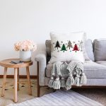 - Sonil-K-8621-Gorsel2 - Realhomes  Beyaz Zemin Üzerinde Ekoseli Çamağacı Desenli Dijital Baskılı Modern Raşel Kadife Yastık Kılıfı Realhomes