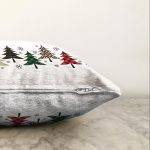 - Sonil-K-8621-Gorsel3 - Realhomes  Beyaz Zemin Üzerinde Ekoseli Çamağacı Desenli Dijital Baskılı Modern Raşel Kadife Yastık Kılıfı Realhomes