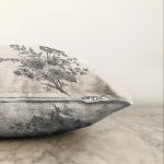 - Sonil-K-8623-Gorsel3 - Realhomes  Pastel Zemin Üzerinde Çiçek Desenli Dijital Baskılı Modern Raşel Kadife Yastık Kırlent Kılıfı Realhomes