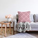 Renkli Zemin Üzerinde Ekose Desenli Dijital Baskılı Modern Raşel Kadife Yastık Kırlent Kılıfı Realhomes