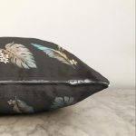 - Sonil-K-8628-Gorsel3 - Realhomes Renkli Zemin Üzerinde Yaprak Desenli Dijital Baskılı Modern Raşel Kadife Yastık Kırlent Kılıfı Realhomes