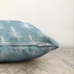 - Sonil-K-8631-Gorsel3 - Realhomes Renkli Zemin Üzerinde Beyaz Çam Ağacı Desenli Dijital Baskılı Modern Raşel Kadife Yastık Kılıfı Realhomes