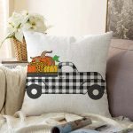 - Sonil-K-8632-Gorsel1 - Realhomes Beyaz Zemin Üzerinde Siyah Ekoseli Balkabağı Desenli Raşel Kadife Yastık Kırlent Kılıfı Realhomes