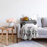 - Sonil-K-8632-Gorsel2 - Realhomes Beyaz Zemin Üzerinde Siyah Ekoseli Balkabağı Desenli Raşel Kadife Yastık Kırlent Kılıfı Realhomes