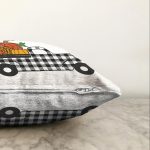 - Sonil-K-8632-Gorsel3 - Realhomes Beyaz Zemin Üzerinde Siyah Ekoseli Balkabağı Desenli Raşel Kadife Yastık Kırlent Kılıfı Realhomes