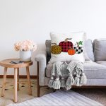 Beyaz Zemin Üzerinde Ekoseli Balkabakları Raşel Kadife Yastık Kırlent Kılıfı Realhomes