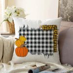 - Sonil-K-8636-Gorsel1 - Realhomes Beyaz Zemin Üzerinde Ekose Desenli Balkabak Motifli Raşel Kadife Yastık Kırlent Kılıfı Realhomes