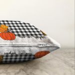 - Sonil-K-8636-Gorsel3 - Realhomes Beyaz Zemin Üzerinde Ekose Desenli Balkabak Motifli Raşel Kadife Yastık Kırlent Kılıfı Realhomes