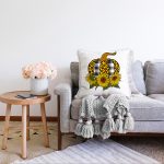 - Sonil-K-8637-Gorsel2 - Realhomes Beyaz Emin Üzerinde Ayçiçek Desenli Balkabağı Dijital Baskılı Modern Raşel Kadife Yastık Kılıfı Realhomes