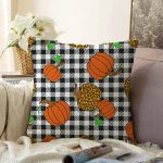 - Sonil-K-8639-Gorsel1 - Realhomes Siyah Beyaz Ekose Üzerinde Renkli Balkabağı Desenli Raşel Kadife Yastık Kırlent Kılıfı Realhomes