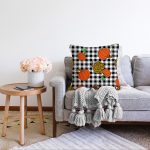 - Sonil-K-8639-Gorsel2 - Realhomes Siyah Beyaz Ekose Üzerinde Renkli Balkabağı Desenli Raşel Kadife Yastık Kırlent Kılıfı Realhomes