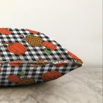 - Sonil-K-8639-Gorsel3 - Realhomes Siyah Beyaz Ekose Üzerinde Renkli Balkabağı Desenli Raşel Kadife Yastık Kırlent Kılıfı Realhomes