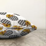 - Sonil-K-8640-Gorsel3 - Realhomes Beyaz Zemin Üzerinde Ekose Desenli Balkabak Motifli Raşel Kadife Yastık Kırlent Kılıfı Realhomes