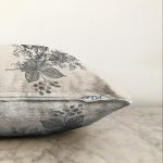 - Sonil-K-8641-Gorsel3 - Realhomes Pastel Zemin Üzerinde Çiçek Desenli Dijital Baskılı Modern Raşel Kadife Yastık Kırlent Kılıfı Realhomes