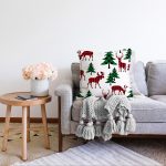 Beyaz Zemin Üzerinde Çam Ağaçli Ekoseli Geyik Motifli Raşel Kadife Yastık Kırlent Kılıfı Realhomes