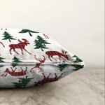 Beyaz Zemin Üzerinde Çam Ağaçli Ekoseli Geyik Motifli Raşel Kadife Yastık Kırlent Kılıfı Realhomes