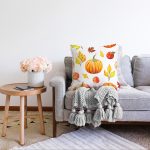 Beyaz Zemin Üzerinde Sonbahar Renkli Balkabağı Desenli Raşel Kadife Yastık Kırlent Kılıfı Realhomes