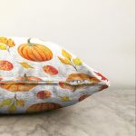 Beyaz Zemin Üzerinde Sonbahar Renkli Balkabağı Desenli Raşel Kadife Yastık Kırlent Kılıfı Realhomes