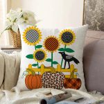 - Sonil-K-8649-Gorsel1 - Realhomes  Beyaz Zemin Üzerinde Ayçiçek Desenli Ekoseli Balkabağı Raşel Kadife Yastık Kırlent Kılıfı Realhomes