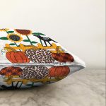 - Sonil-K-8649-Gorsel3 - Realhomes  Beyaz Zemin Üzerinde Ayçiçek Desenli Ekoseli Balkabağı Raşel Kadife Yastık Kırlent Kılıfı Realhomes