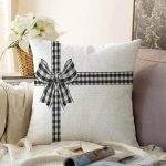 - Sonil-K-8650-Gorsel1 - Realhomes Beyaz Zemin Üzerinde Siyah Ekoseli Fiyonk Desenli Modern Raşel Kadife Yastık Kırlent Kılıfı Realhomes