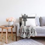 - Sonil-K-8650-Gorsel2 - Realhomes Beyaz Zemin Üzerinde Siyah Ekoseli Fiyonk Desenli Modern Raşel Kadife Yastık Kırlent Kılıfı Realhomes