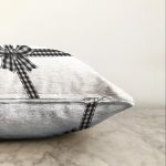 - Sonil-K-8650-Gorsel3 - Realhomes Beyaz Zemin Üzerinde Siyah Ekoseli Fiyonk Desenli Modern Raşel Kadife Yastık Kırlent Kılıfı Realhomes