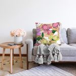 - Sonil-K-8655-Gorsel2 - Realhomes Beyaz Zemin Üzerinde Çiçek Desenli Dijital Baskılı Modern Raşel Kadife Yastık Kırlent Kılıfı Realhomes