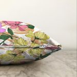 - Sonil-K-8655-Gorsel3 - Realhomes Beyaz Zemin Üzerinde Çiçek Desenli Dijital Baskılı Modern Raşel Kadife Yastık Kırlent Kılıfı Realhomes