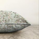 - Sonil-K-8658-Gorsel3 - Realhomes  Pastel Zemin Üzerinde Çiçek Desenli Dijital Baskılı Modern Raşel Kadife Yastık Kırlent Kılıfı Realhomes