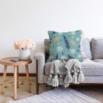 Renkli Zemin Üzerinde Çam Yaprağı Desenli Kartanesi Motifli Raşel Kadife Yastık Kırlent Kılıfı Realhomes