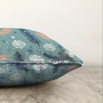 Renkli Zemin Üzerinde Çam Yaprağı Desenli Kartanesi Motifli Raşel Kadife Yastık Kırlent Kılıfı Realhomes