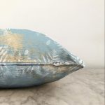 - Sonil-K-8663-Gorsel3 - Realhomes Renkli Zemin Üzerinde Yaprak Desenli Mermer Motifli Raşel Kadife Yastık Kırlent Kılıfı Realhomes