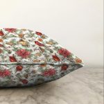 - Sonil-K-8666-Gorsel3 - Realhomes Beyaz Zemin Üzerinde Çiçek Desenli Dijital Baskılı Modern Raşel Kadife Yastık Kırlent Kılıfı Realhomes