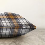 Beyaz Zemin Üzerinde Renkli Ekose Desenli Raşel Kadife Yastık Kırlent Kılıfı Realhomes