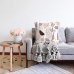 Beyaz Zemin Üzerinde Soft Renkli Yaprak Motifli Modern Raşel Kadife Yastık Kırlent Kılıfı Realhomes