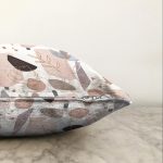 Beyaz Zemin Üzerinde Soft Renkli Yaprak Motifli Modern Raşel Kadife Yastık Kırlent Kılıfı Realhomes